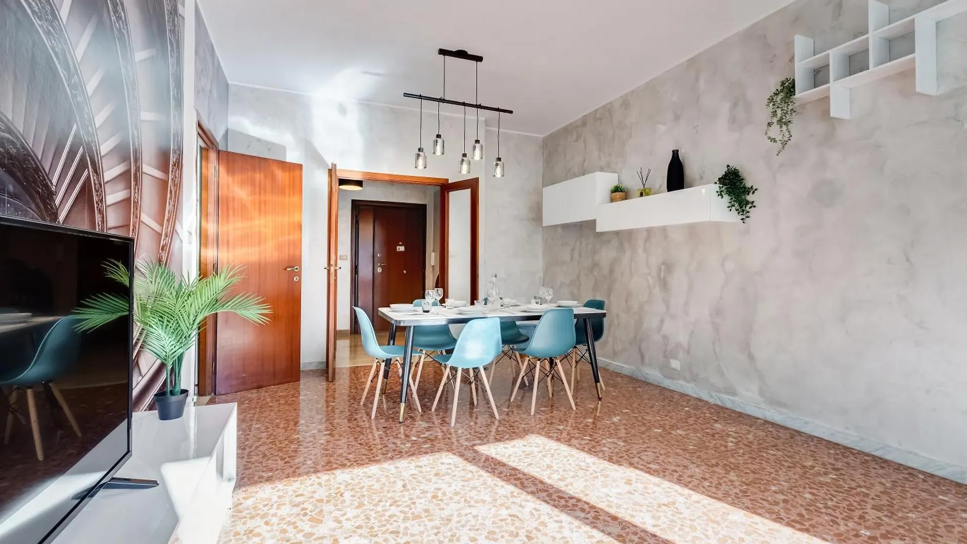 Large Apartment With Swimming Pool And Tennis Court Near The Station Rome