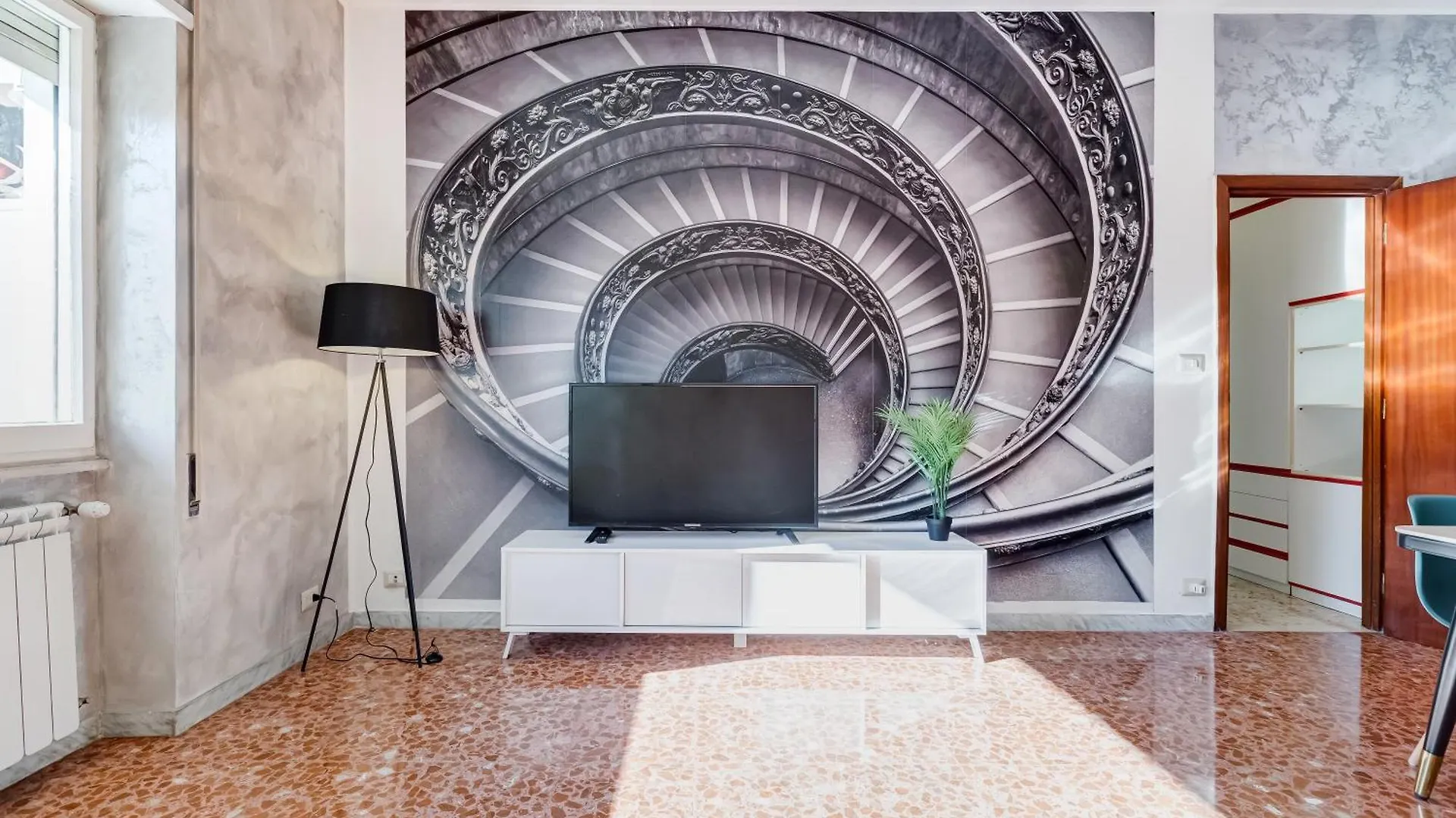 Large Apartment With Swimming Pool And Tennis Court Near The Station Rome