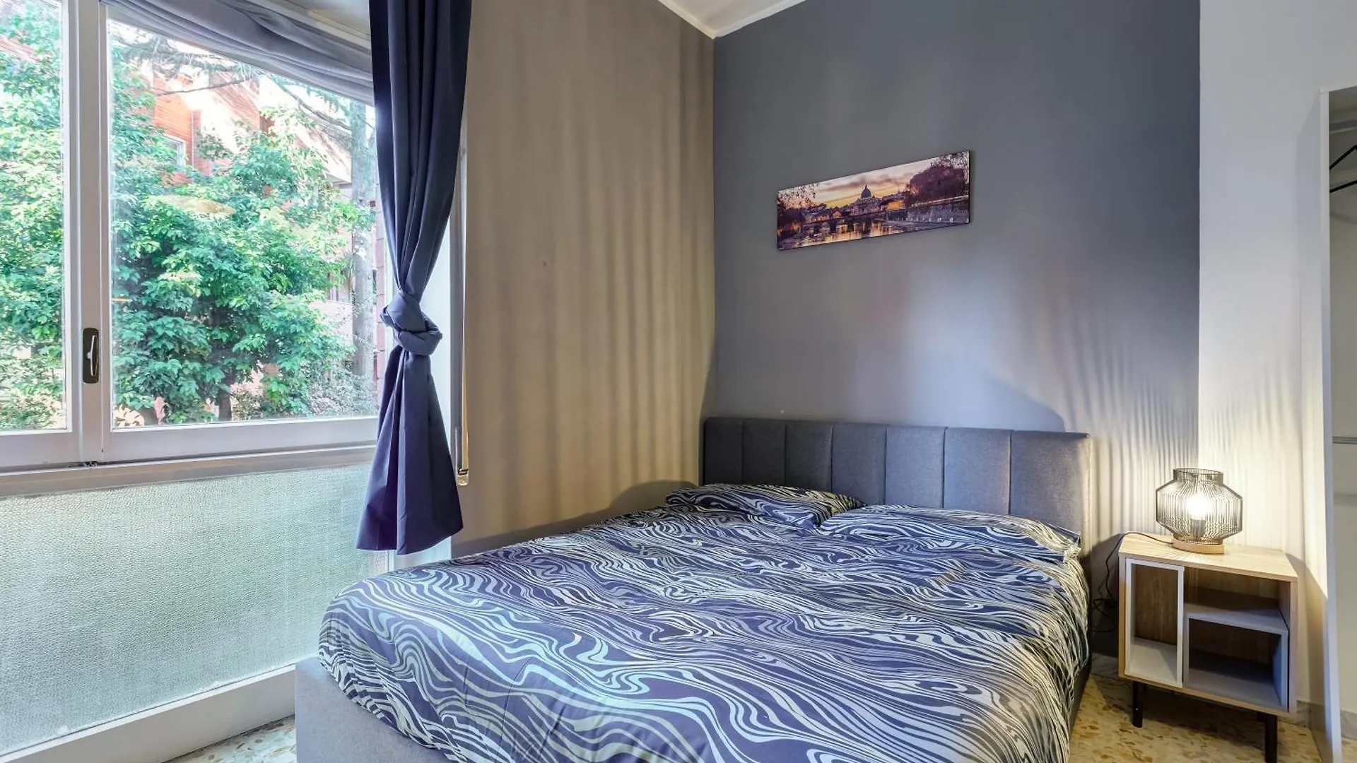 Large Apartment With Swimming Pool And Tennis Court Near The Station Rome