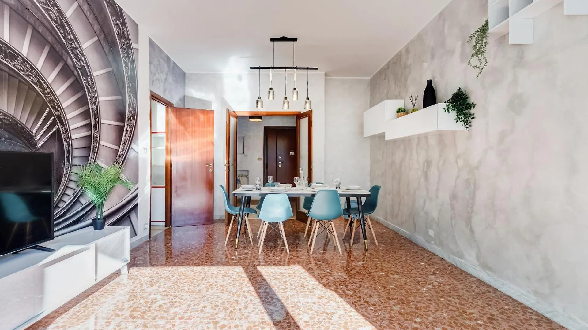 Large Apartment With Swimming Pool And Tennis Court Near The Station Rome