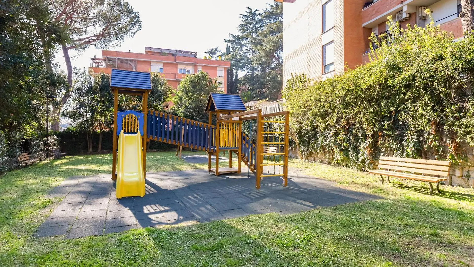 Large Apartment With Swimming Pool And Tennis Court Near The Station Rome