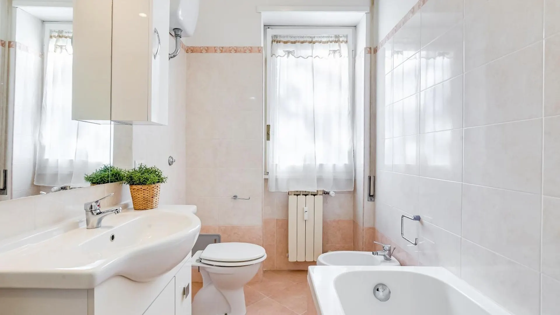 Large Apartment With Swimming Pool And Tennis Court Near The Station Rome