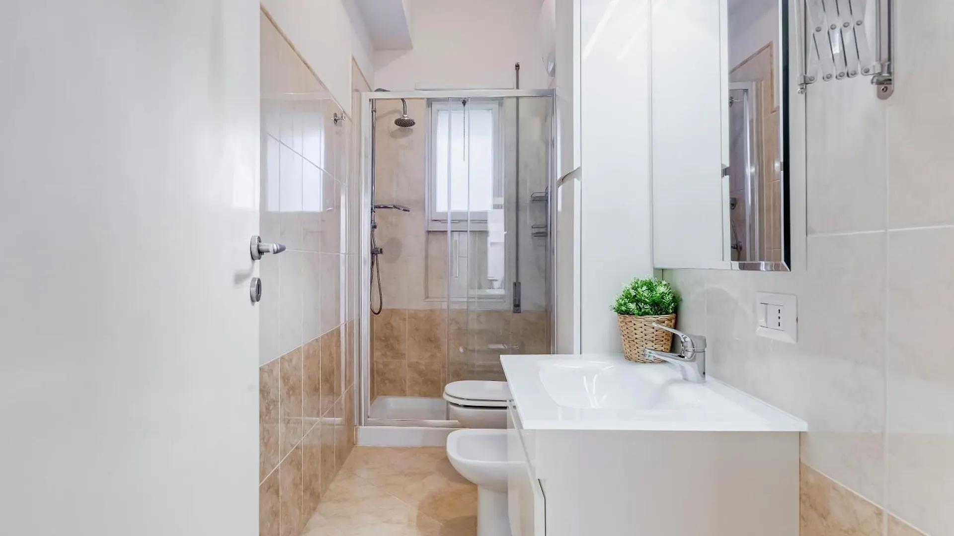 Large Apartment With Swimming Pool And Tennis Court Near The Station Rome
