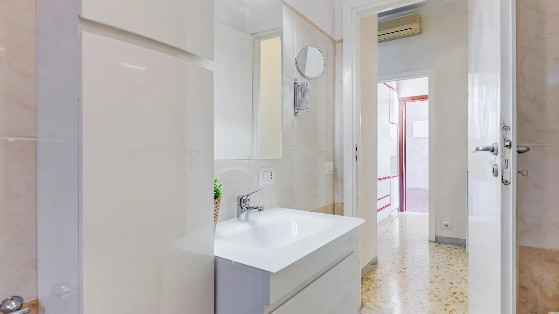 Large Apartment With Swimming Pool And Tennis Court Near The Station Rome