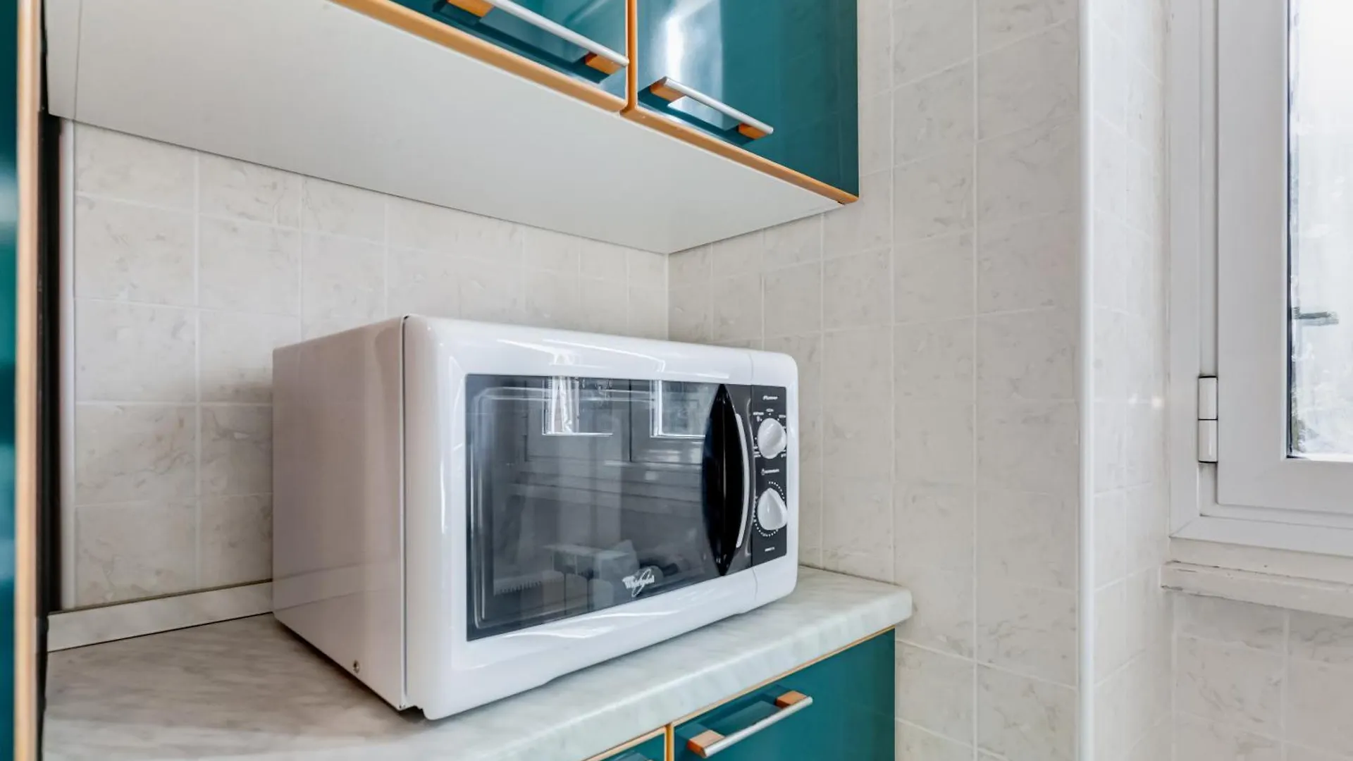 Large Apartment With Swimming Pool And Tennis Court Near The Station Rome