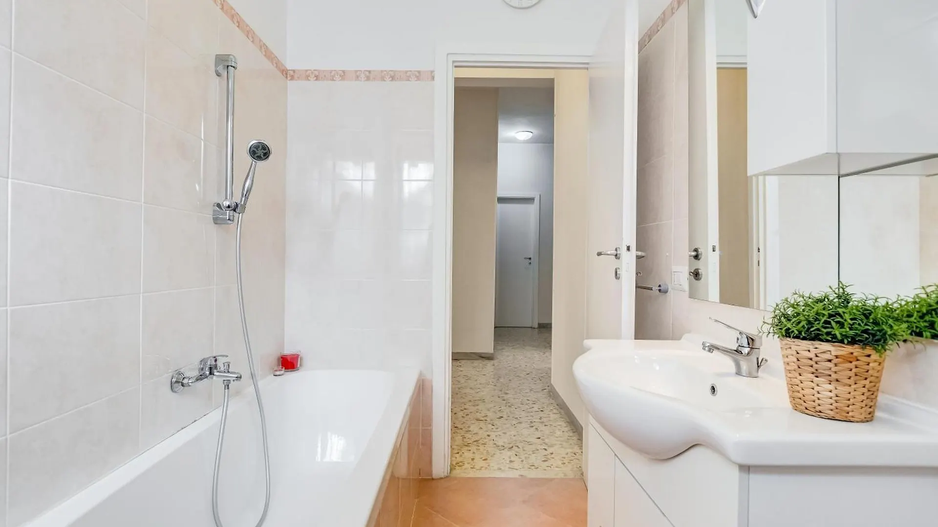 Large Apartment With Swimming Pool And Tennis Court Near The Station Rome 0*,
