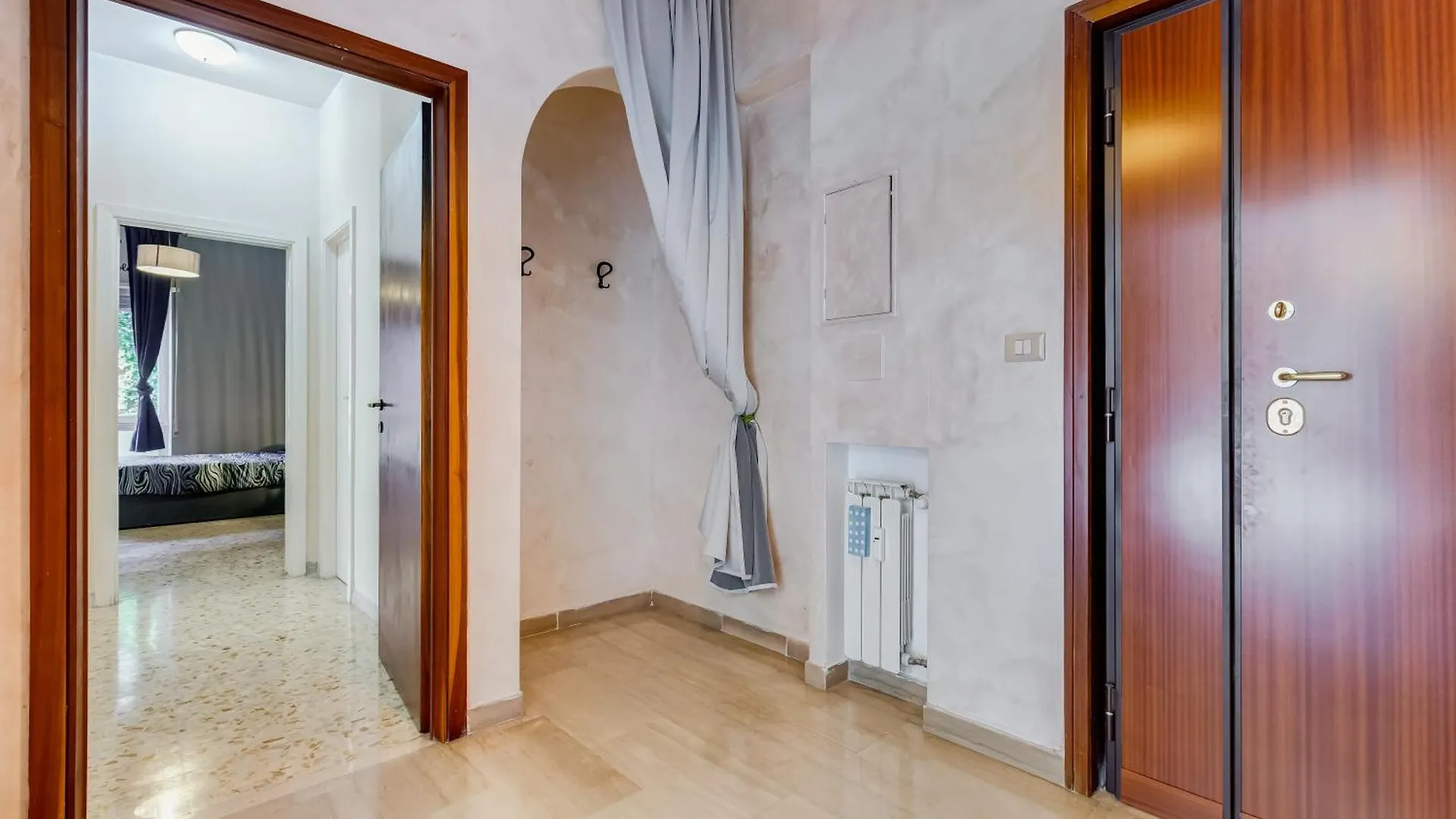 Large Apartment With Swimming Pool And Tennis Court Near The Station Rome