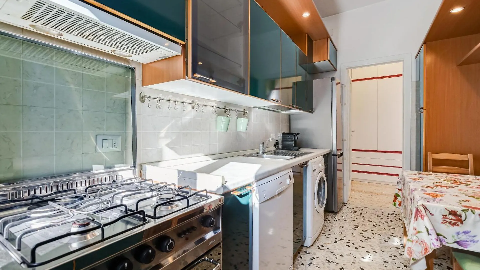 Large Apartment With Swimming Pool And Tennis Court Near The Station Rome
