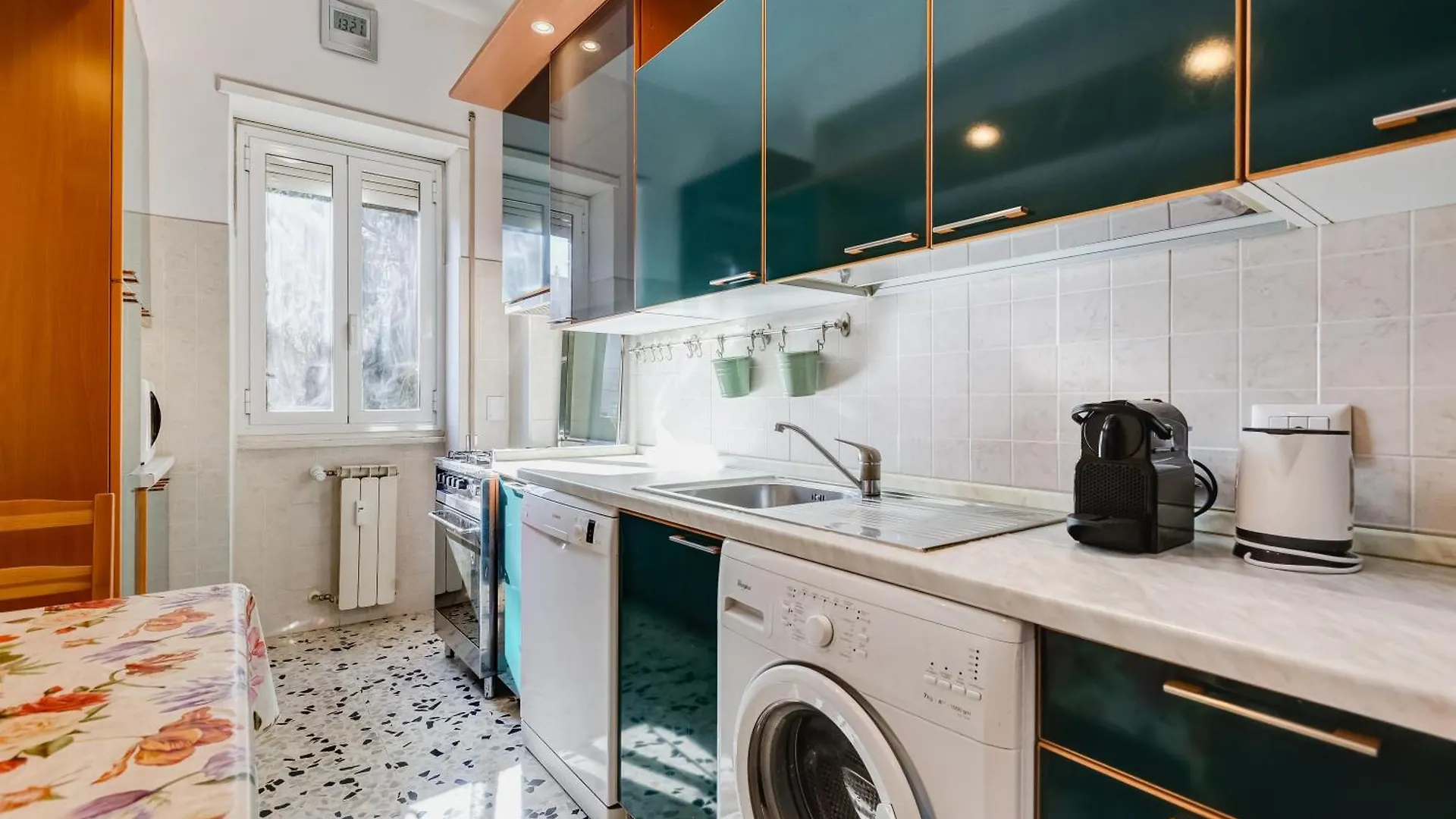 Large Apartment With Swimming Pool And Tennis Court Near The Station Rome
