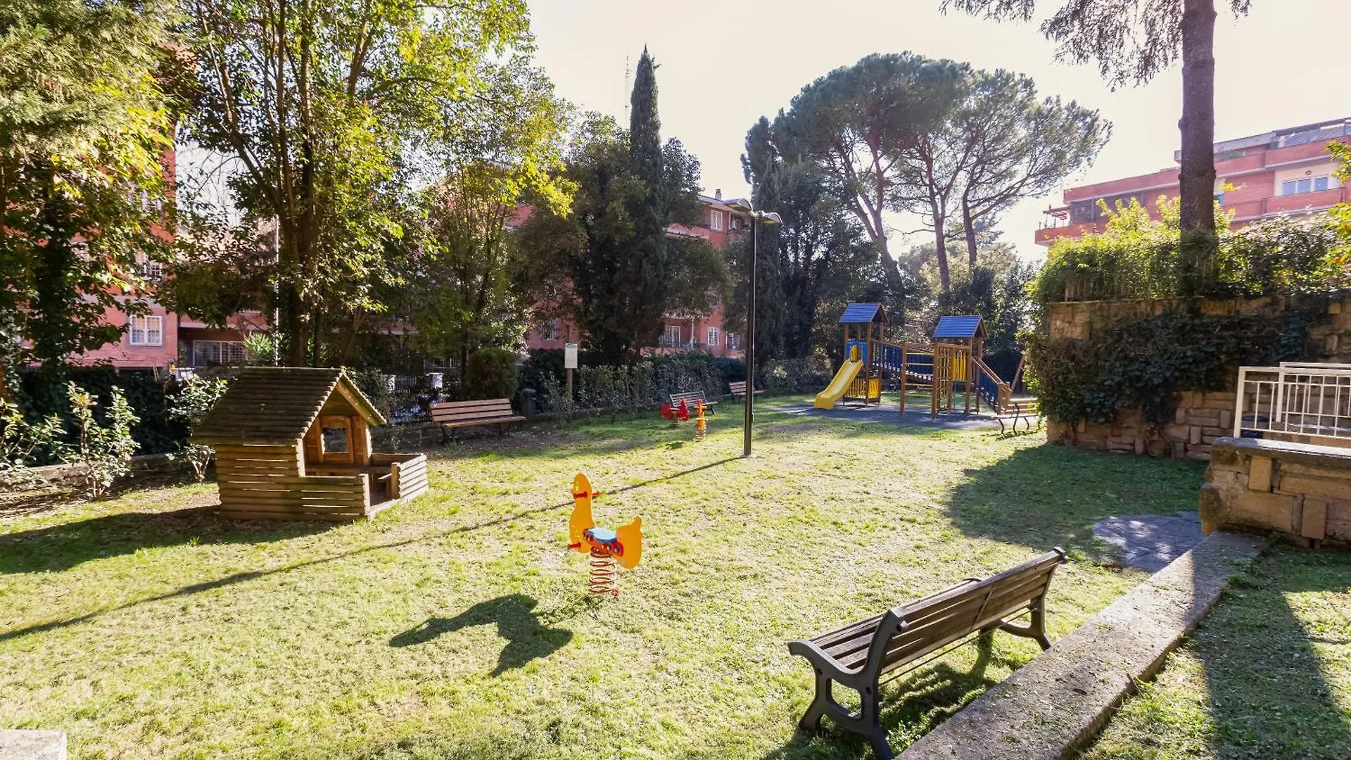 Large Apartment With Swimming Pool And Tennis Court Near The Station Rome